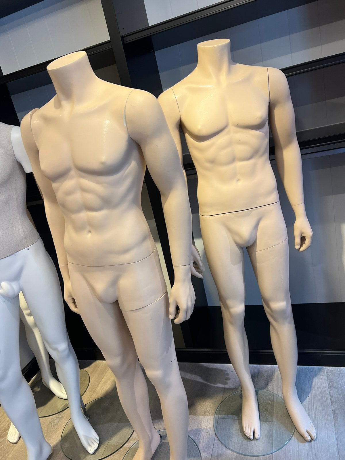 Twee mannen paspoppen, Enlèvement ou Envoi