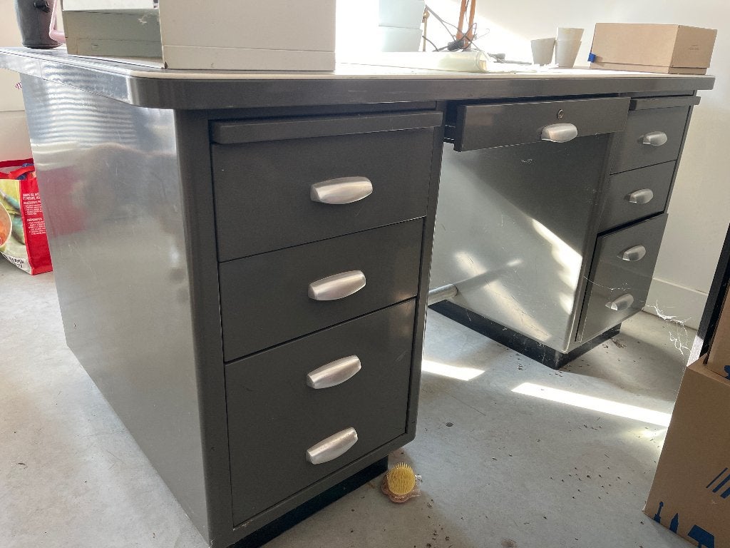 Metalcub bureau, Ophalen