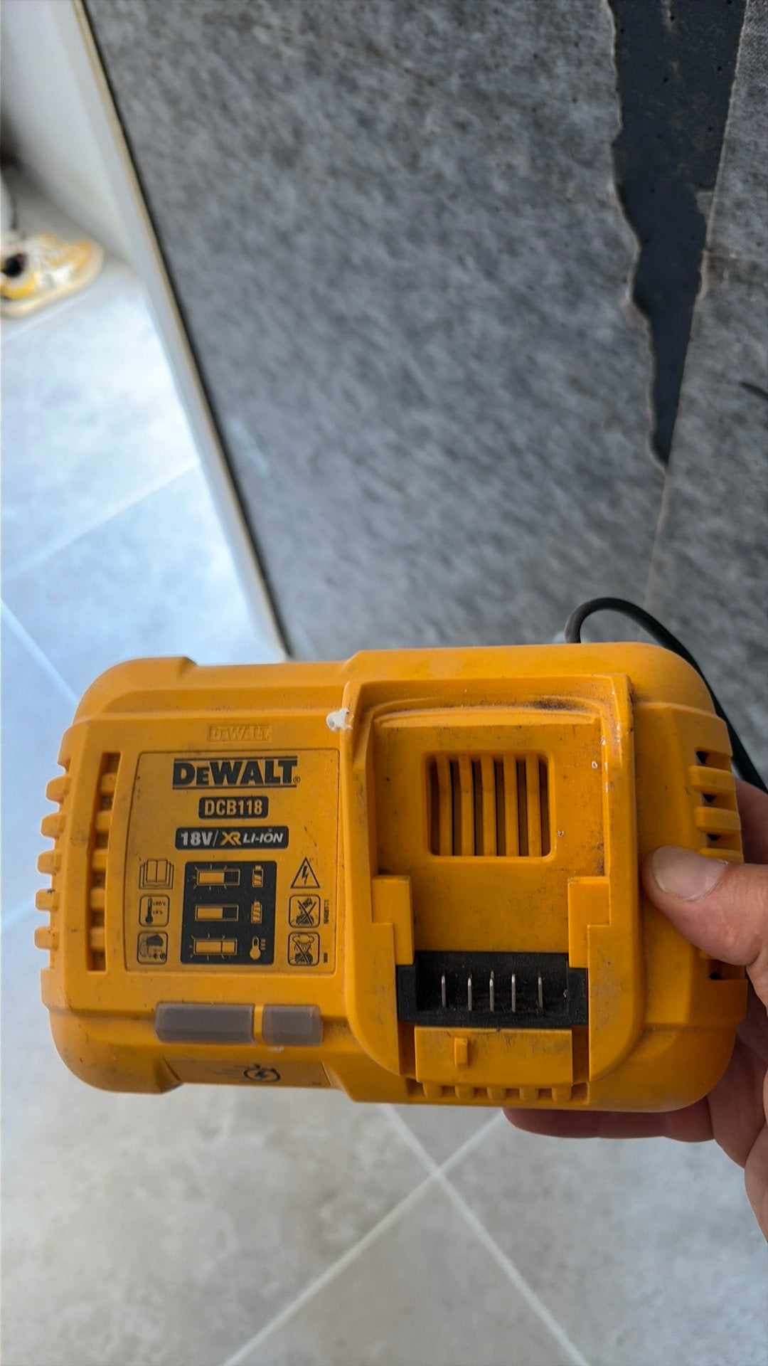 Dewalt oplader, Doe-het-zelf en Bouw, Ophalen, Zo goed als nieuw