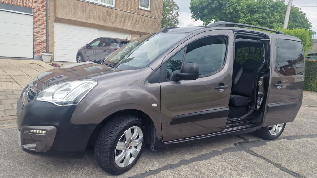 Peugeot partner 1.6 hdi diesel Bouwjaar 2017, Auto's, Parkeersensor, Euro 6, Particulier, Zilver of Grijs