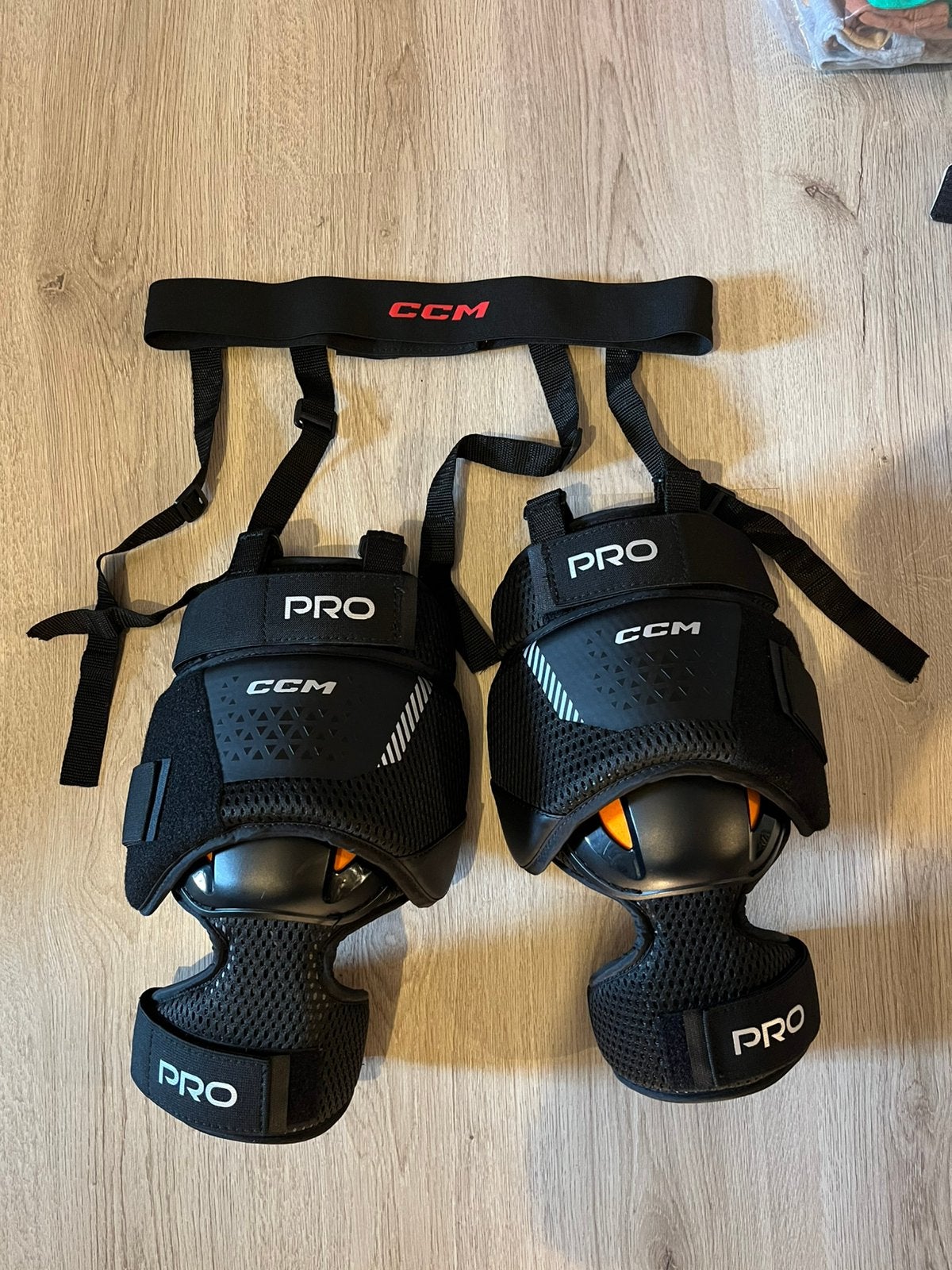 CCM Pro knee pads, Sport en Fitness, Ophalen, Zo goed als nieuw