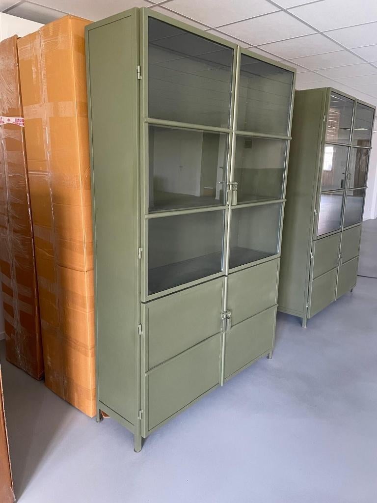 Vitrinekast groen metaal  130 breed voorraad laagste prijs, Neuf, Industriële Vitrinekast 130 cm breed speciale aanbieding, Enlèvement ou Envoi