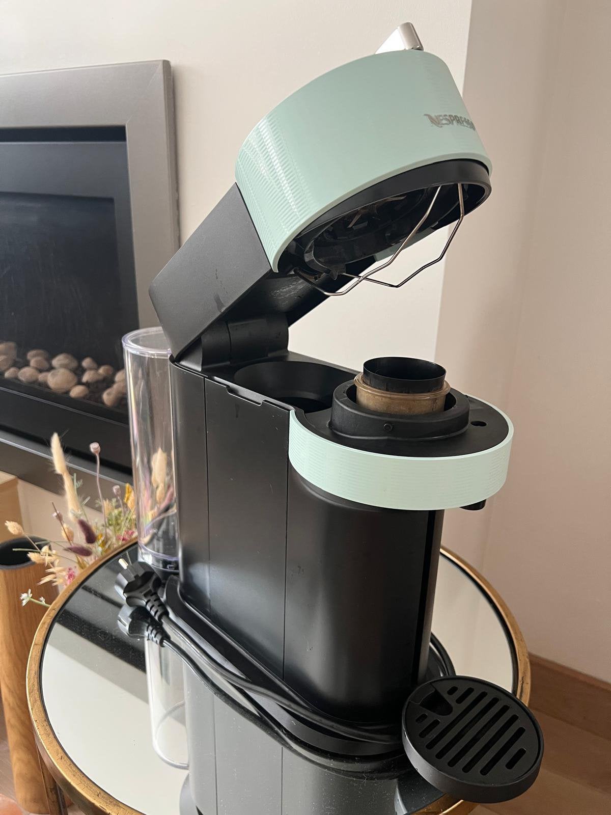 Nespresso Vertuo Pop + George Wilkinson melkopschuimer, Elektronische apparatuur, Koffiezetapparaten, Zo goed als nieuw, Koffiemachine