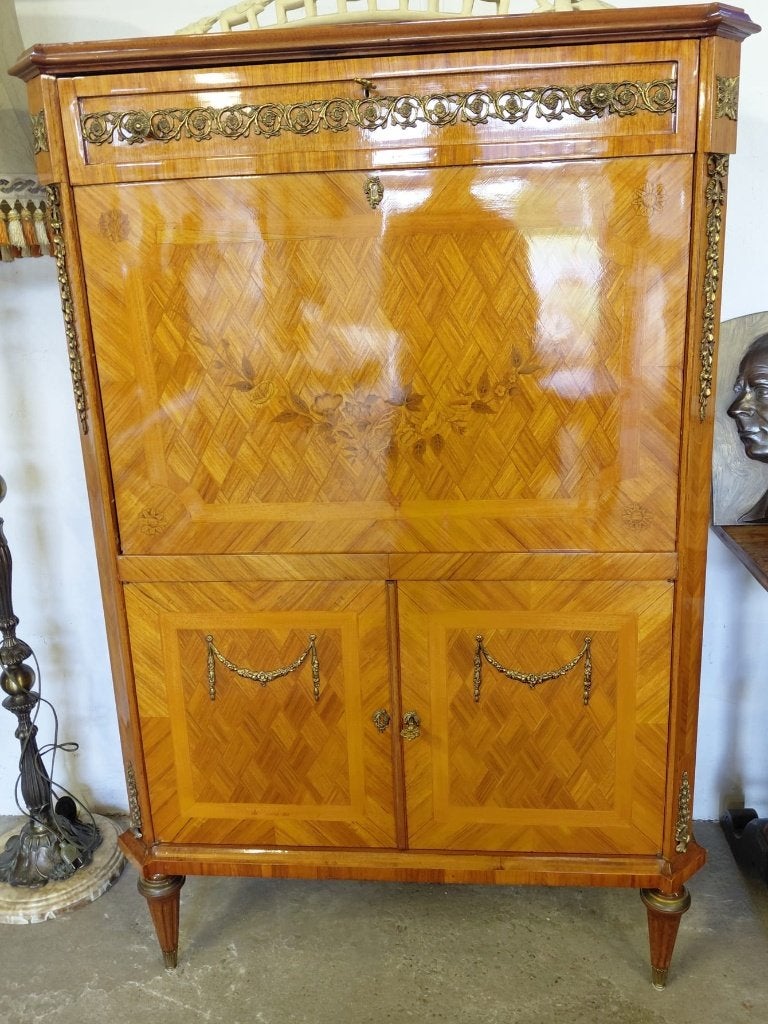 Franse kast met inlegwerk, Ophalen