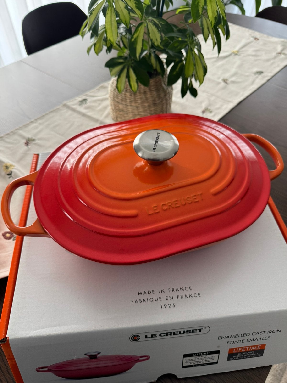 Le Creuset: braad en stoofpan - Oranje / wit - Nieuw / Spor, Ophalen of Verzenden, Zo goed als nieuw, Sauteerpan, Le Creuset