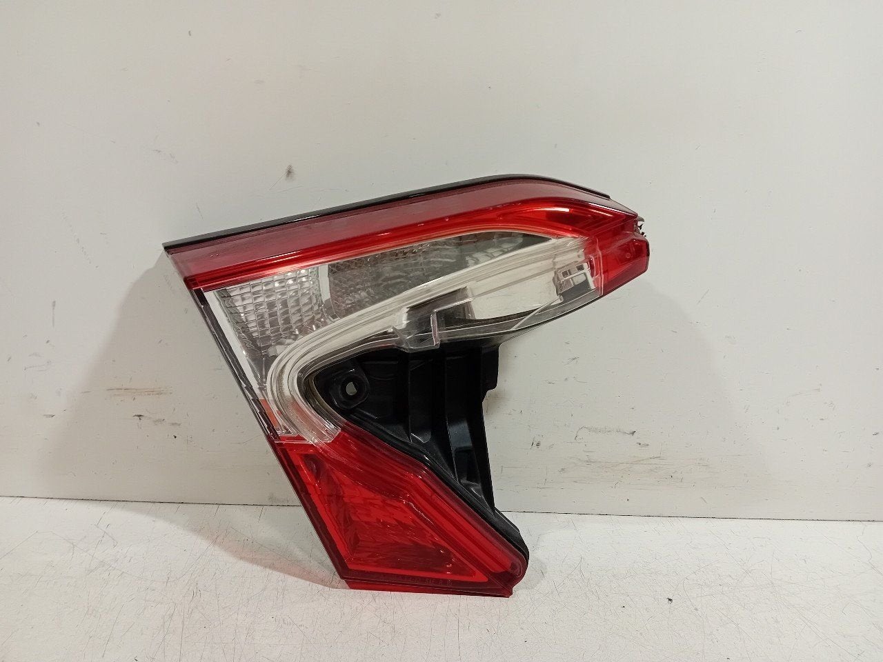 Achterlicht kofferdeksel achterklep links Toyota C-HR, Onderdelen@venauto.nl, Van der Ven Autorecycling B.V., Ettenseweg 76, 4706 PB Roosendaal, The Netherlands