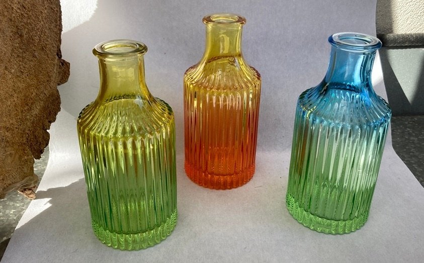 Flesjes gekleurde in 3 verschillende kleuren hoog 12,5 cm, Maison & Meubles, Accessoires pour la Maison | Vases, Enlèvement ou Envoi