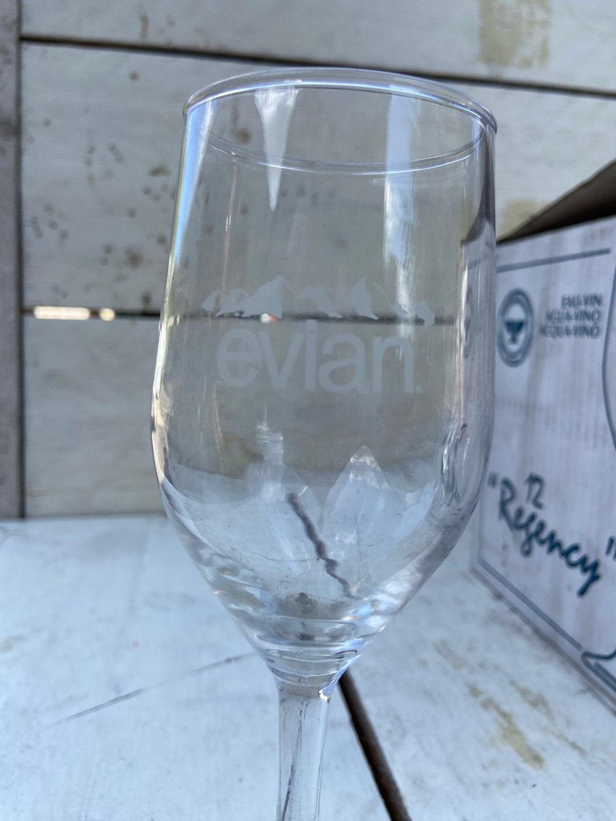 Verre à eau Evian avec pied - 12 pièces, Enlèvement, Comme neuf, Verre à eau