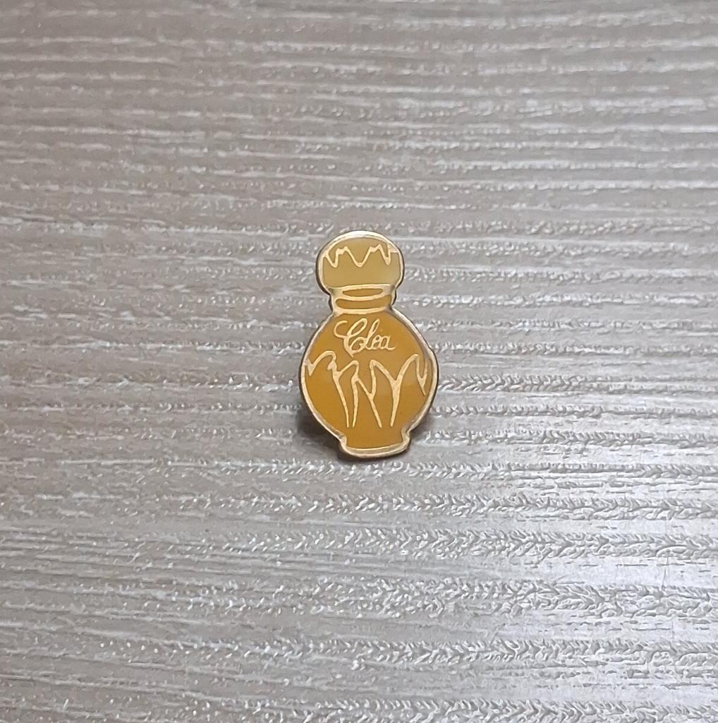 PIN - CLEA - YVES ROCHER - PARFUM - PERFUME, Verzenden, Gebruikt, Merk, Speldje of Pin