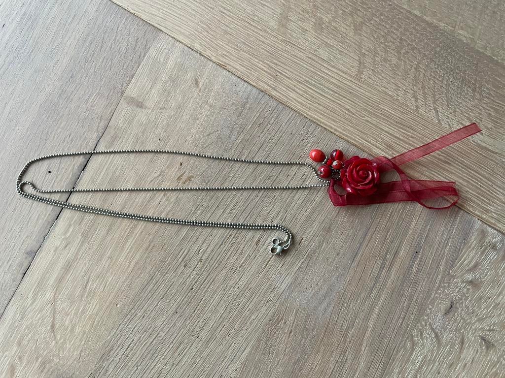 Mooie ketting met bordeaux bloem, Bijoux, Sacs & Beauté, Colliers, Enlèvement ou Envoi, Autres couleurs, Avec pendentif, Utilisé