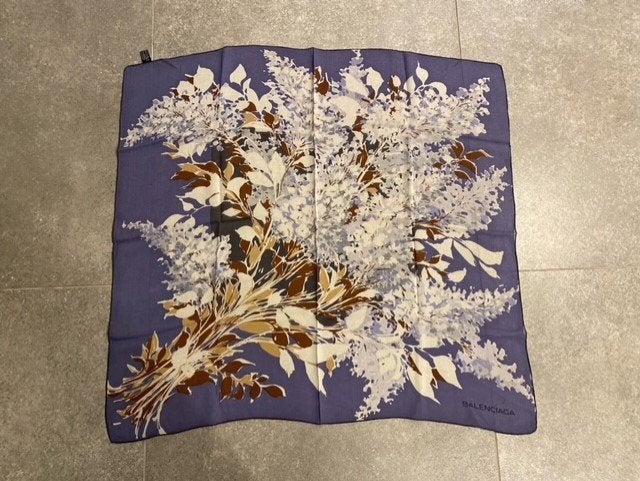 Balenciaga lila zijden foulard met bloemenprint, Balenciaga, Ophalen of Verzenden, Zo goed als nieuw, Sjaal