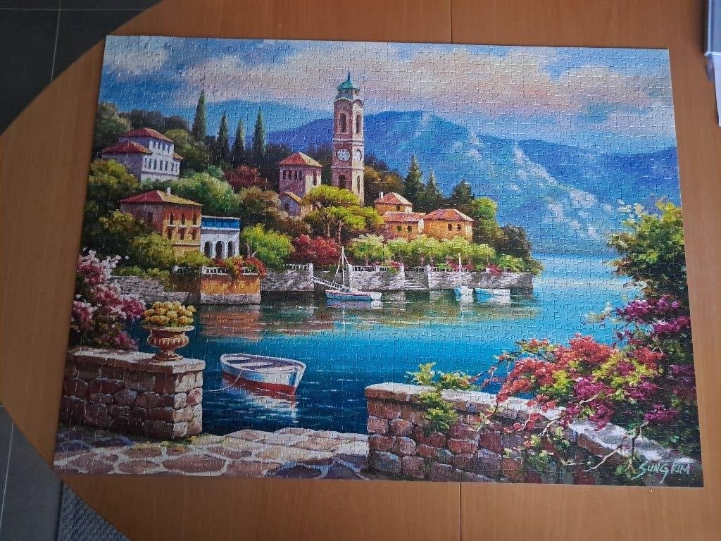 Castorland puzzel 2000 st. bijna nieuw, village clock tower, Hobby en Vrije tijd, Ophalen of Verzenden, 500 t/m 1500 stukjes, Gebruikt