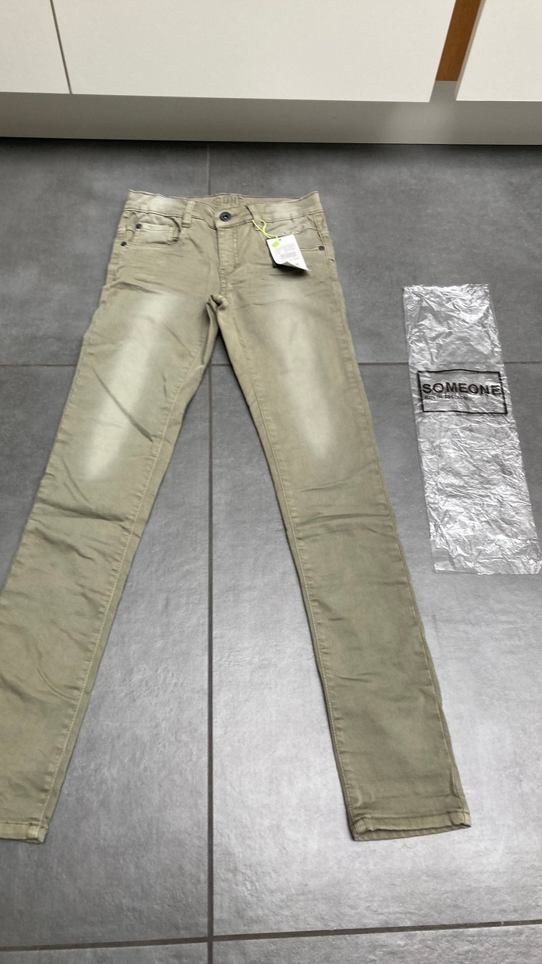343: NIEUWE groengrijze jeans SOMEONE mt 164, Enfants & Bébés, Enlèvement ou Envoi, Neuf, Garçon, Pantalon