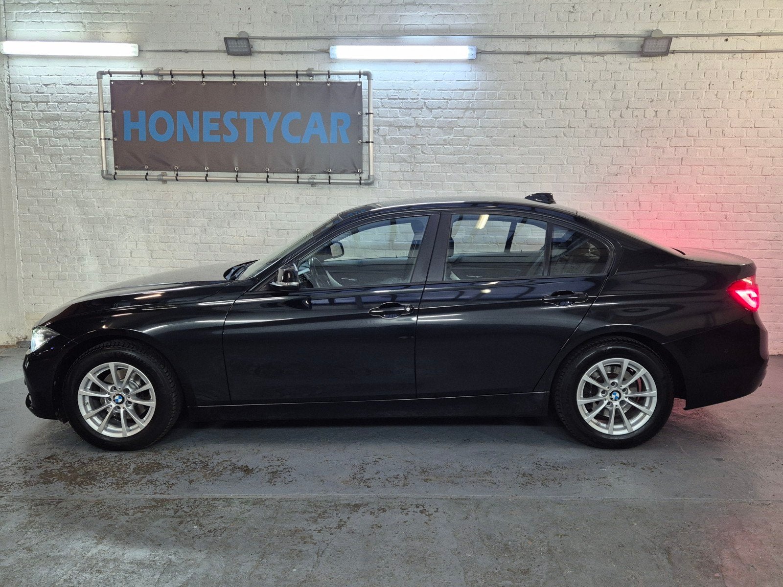 Bmw 318i Autom.-03/2016-1eig.-83000km-Topstaat-Garantie, Zwart, Leder, 3 cilinders, 3 Reeks