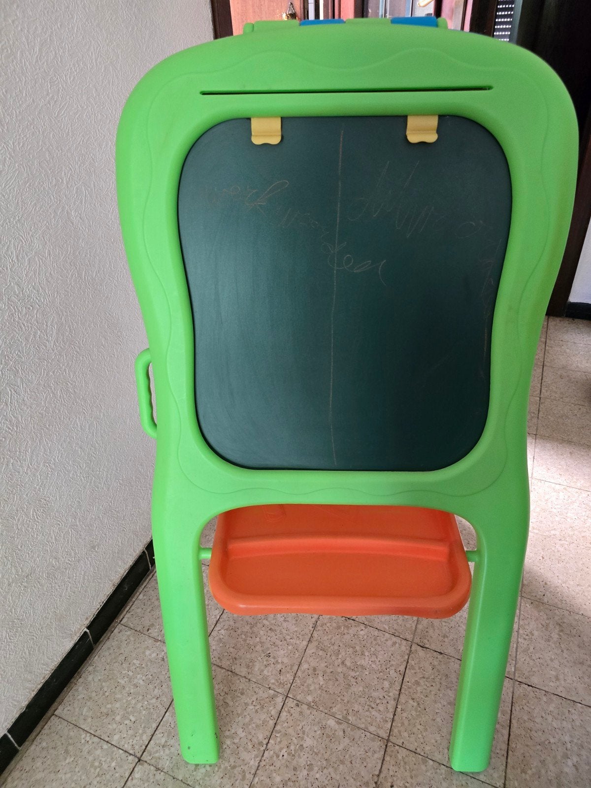 Groot staande stevige tekenbord en witbord, Ophalen