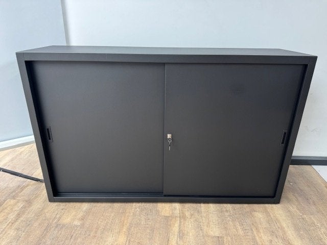 B-keus metalen schuifdeurkast zwart, Huis en Inrichting, Woonaccessoires | Wandplanken en Boekenplanken, Ophalen