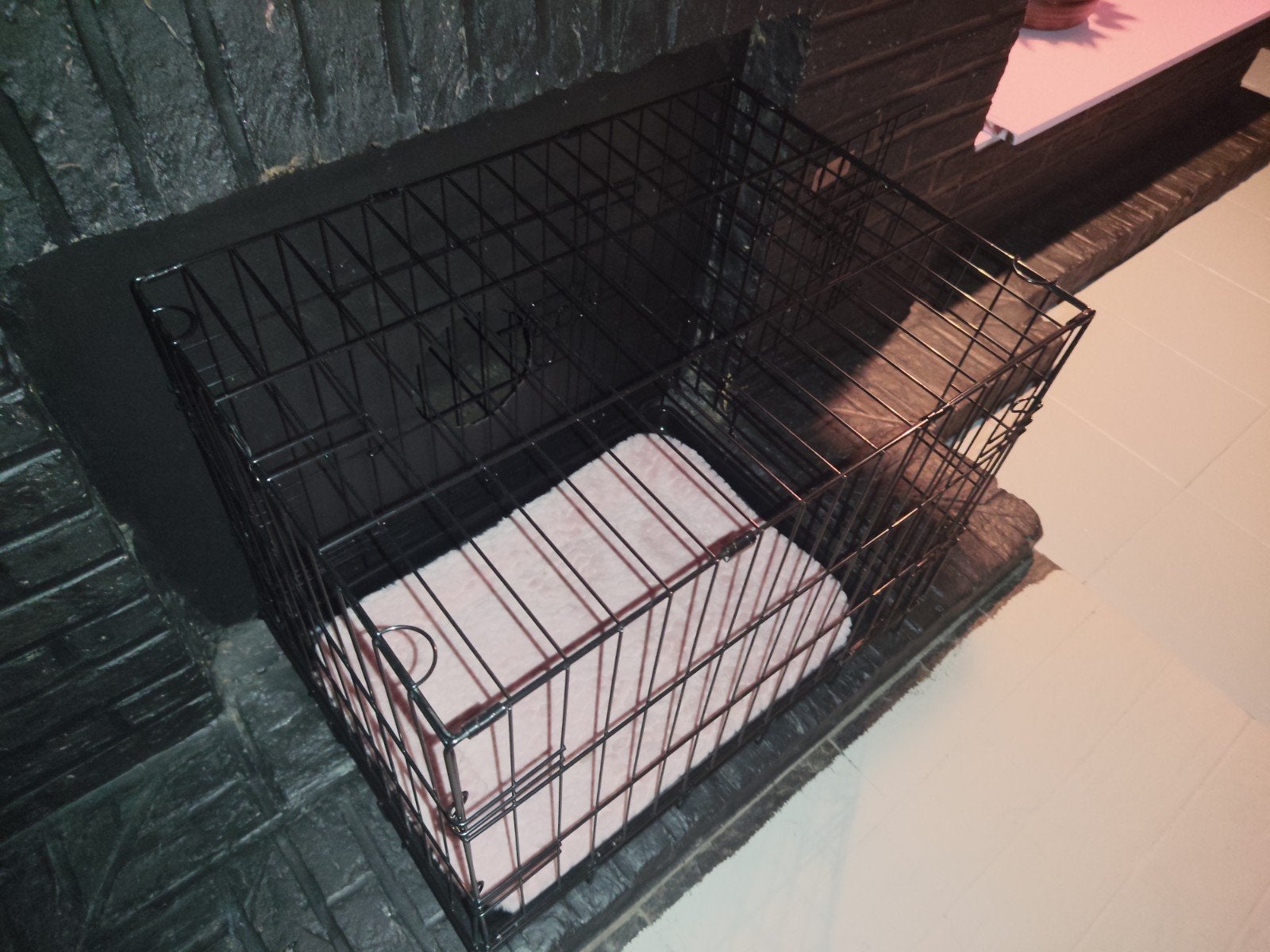 Petite caisse noire pour chien neuve avec oreiller rose clai, Enlèvement