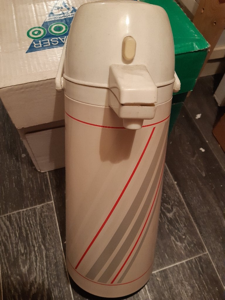 Thermos blanc de table avec lignes obliques rouge, Bouteille isotherme, Comme neuf, Enlèvement, Classique