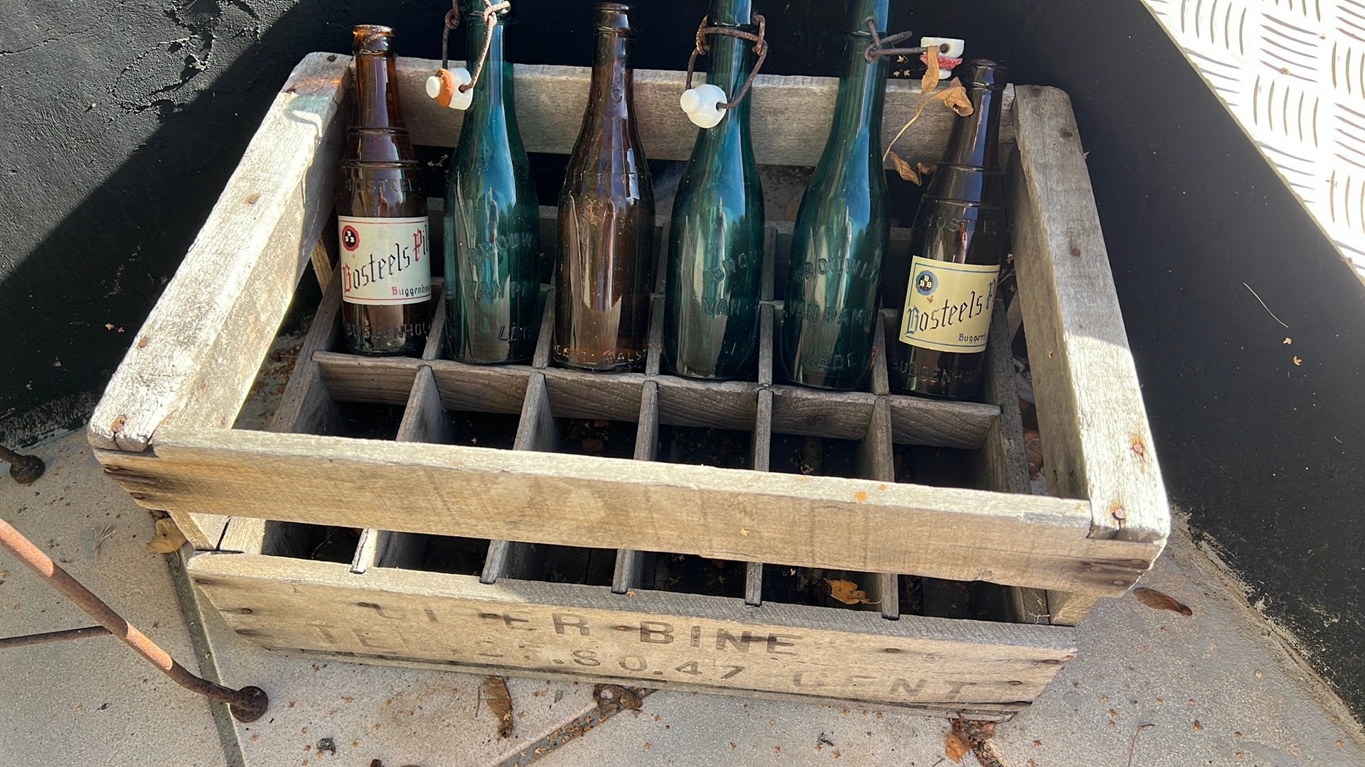 Houten bak met oude bierflesjes, Verzamelen, Ophalen, Gebruikt