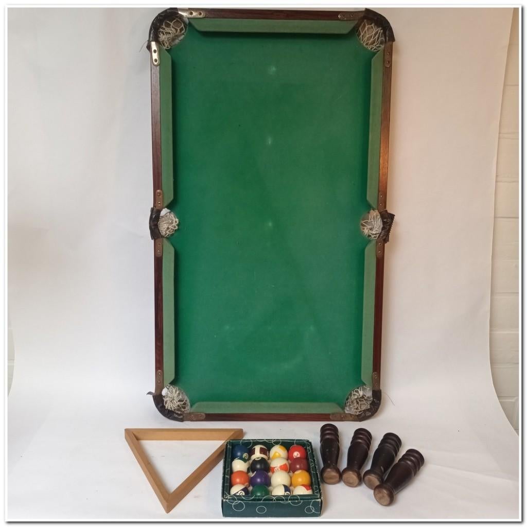 Minipool tafel op houten staanders met poolballen, Ophalen