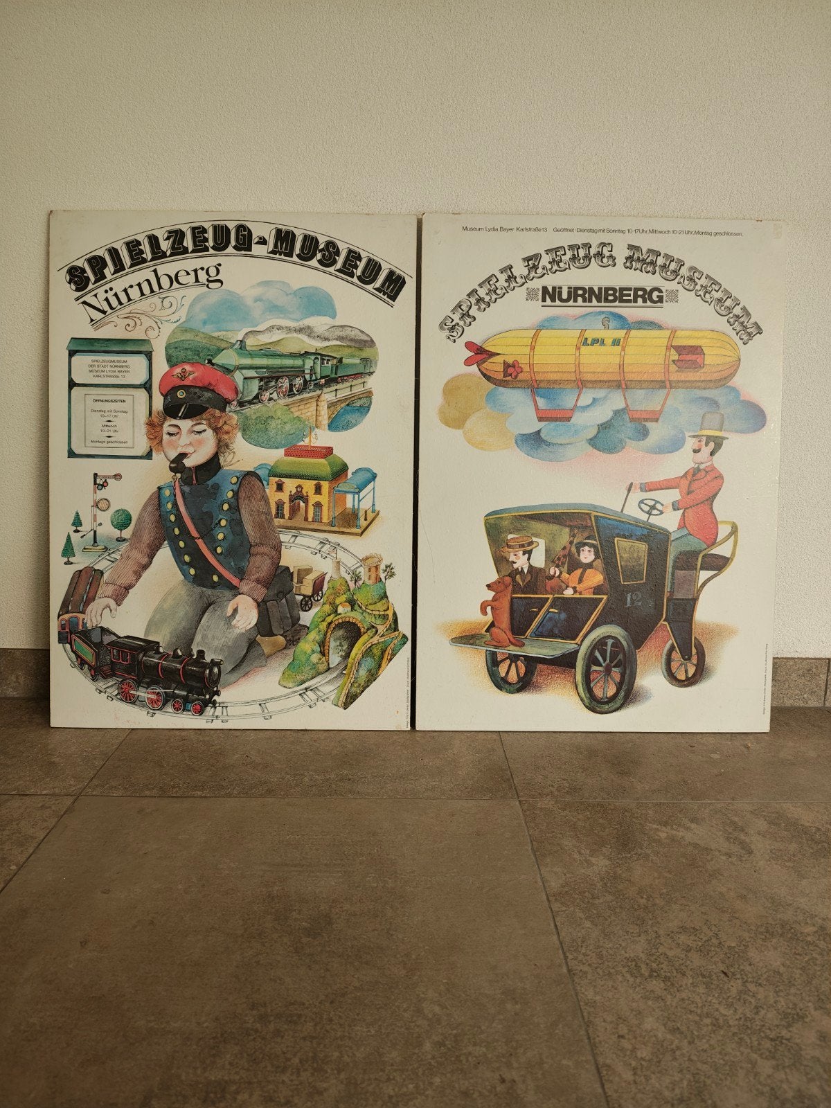 2 grote posters van speelgoed Museum Nürnberg., Verzamelen, Ophalen of Verzenden