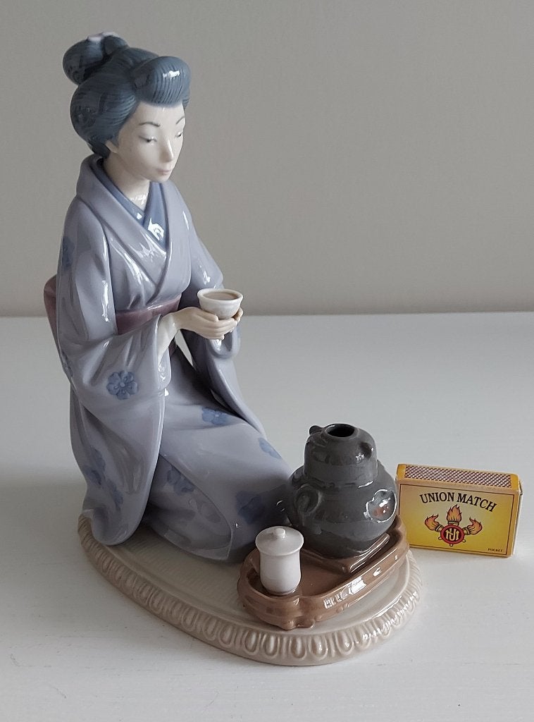 Lladro N 5122 Japanese girl serving tea, Antiek en Kunst, Ophalen of Verzenden