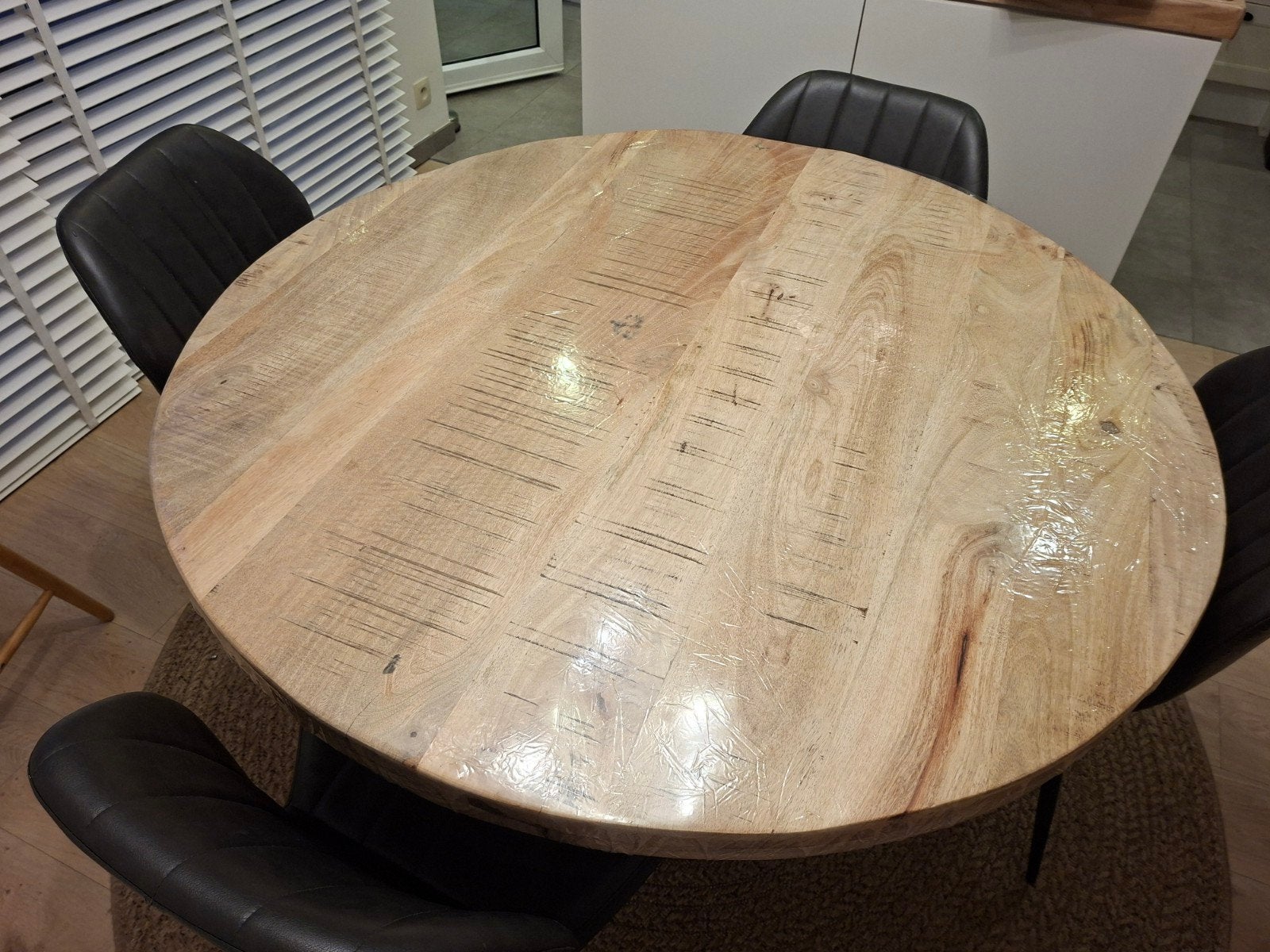 Eettafel massief mango hout + 4 zwarte stoelen, Ophalen