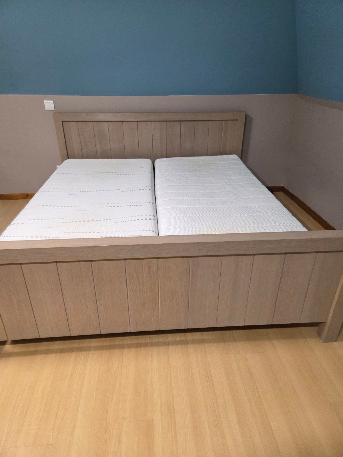 bed 180x200 + 2 matrassen + commode + spiegel, Huis en Inrichting, Ophalen, Gebruikt, Bruin, Tweepersoons