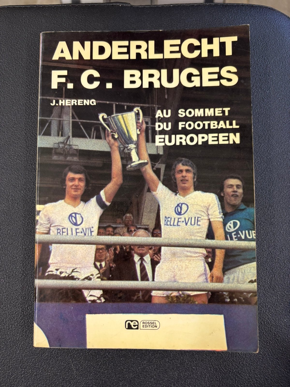 Livre Anderlecht - FC Bruges signé par des legendes, Enlèvement ou Envoi, Utilisé, Sport de ballon