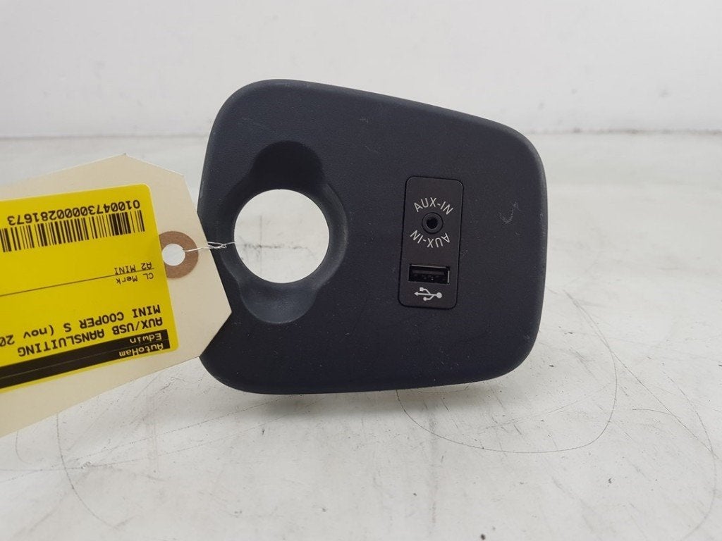 AUX/USB POORT Mini Mini (F55) (|84109266607|), Gebruikt, Mini, Petuelring 130
80809  München, DE, Minikundenbetreuung@mini.de