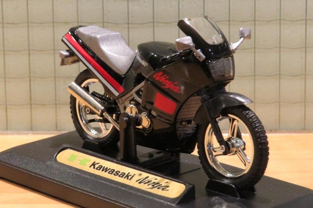 Kawasaki Ninja gpx600 1:18 Motormax, Hobby & Loisirs créatifs, Voitures miniatures | 1:18, Enlèvement ou Envoi, Neuf, Moteur, Motormax