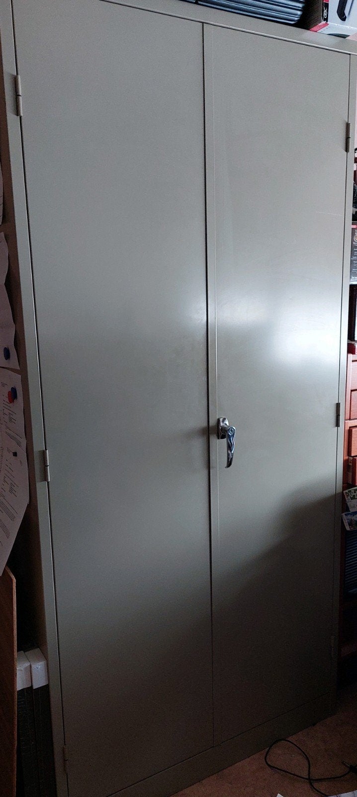 Vintage beige ijzeren kast met 4 schabben in, Huis en Inrichting, Ophalen, Gebruikt, Vintage, Meerdere deuren