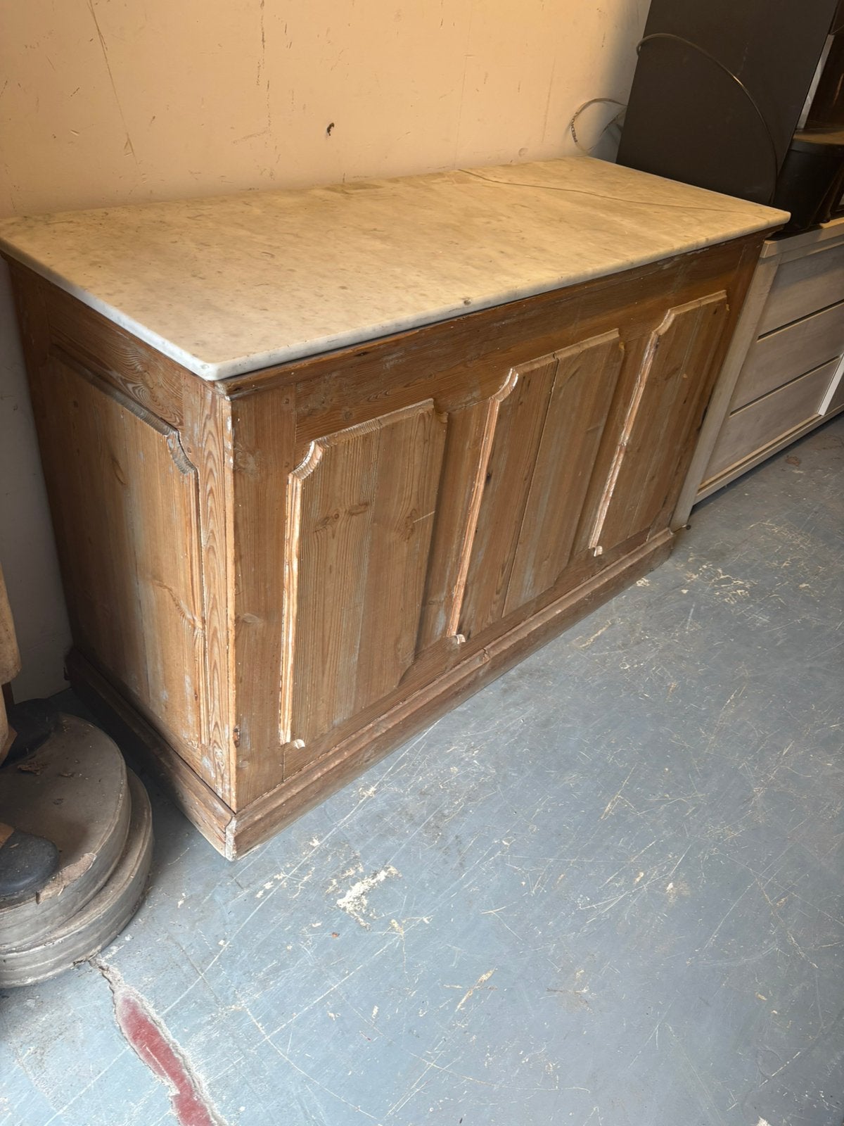 Oude massief houten toog / bar, Ophalen, Gebruikt, Inclusief barstoelen