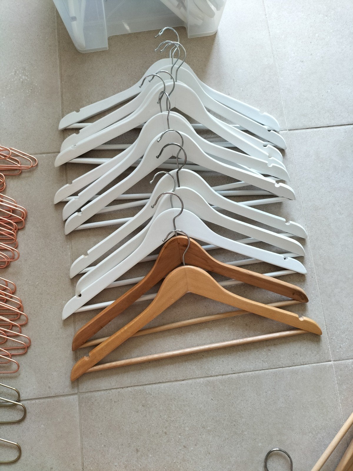 cintres, différents types de vêtements neufs, Enlèvement ou Envoi, Neuf, Matériaux autres, Adultes