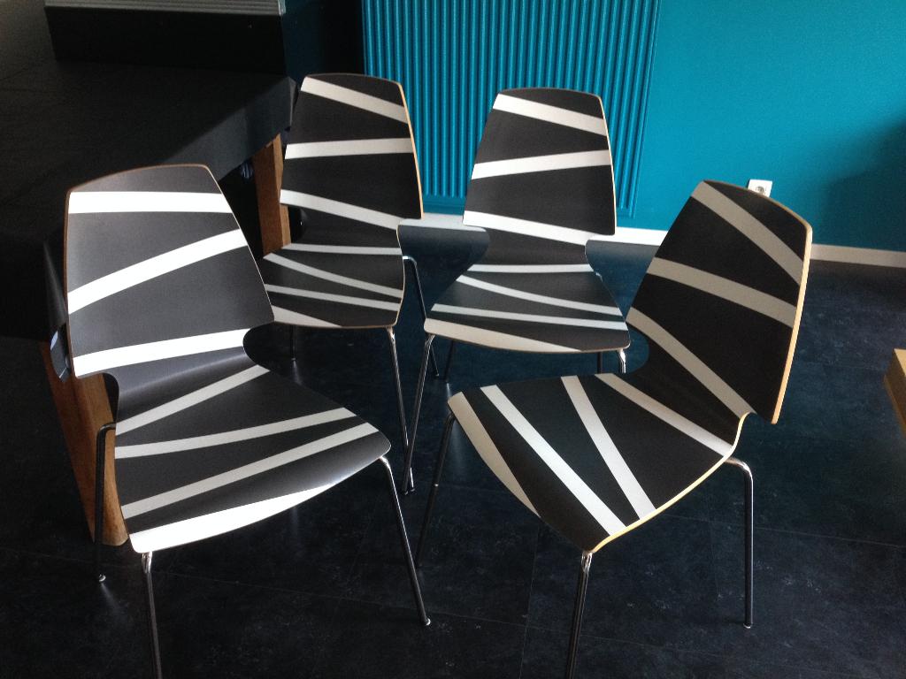 4 Moderne stoelen z/w patroon-als nieuw-prijs per stuk, Ophalen, Zo goed als nieuw, Hout
