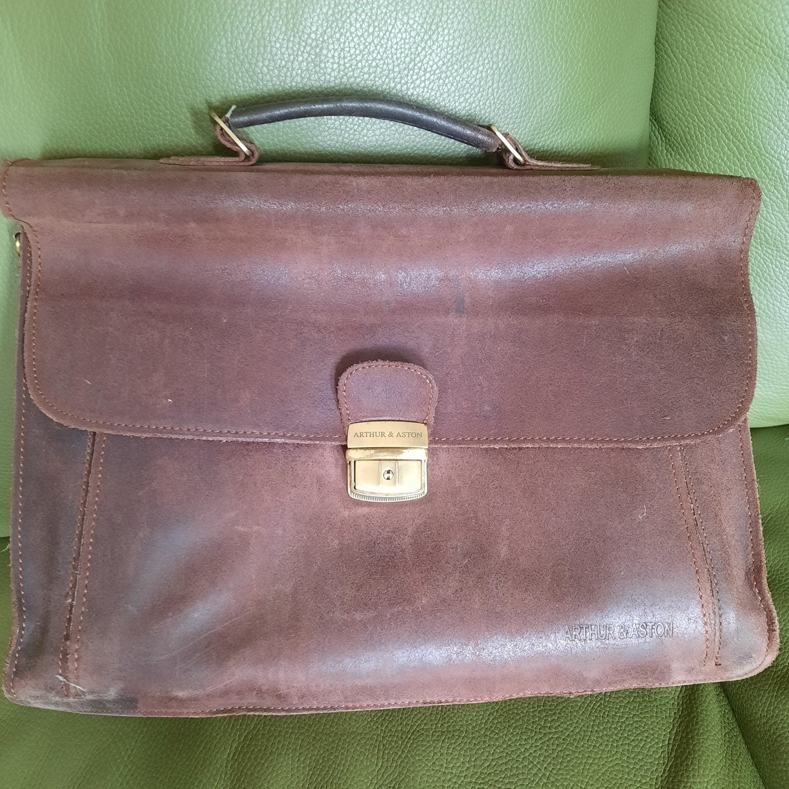 Aktetas Arthur &Aston leder, Ophalen