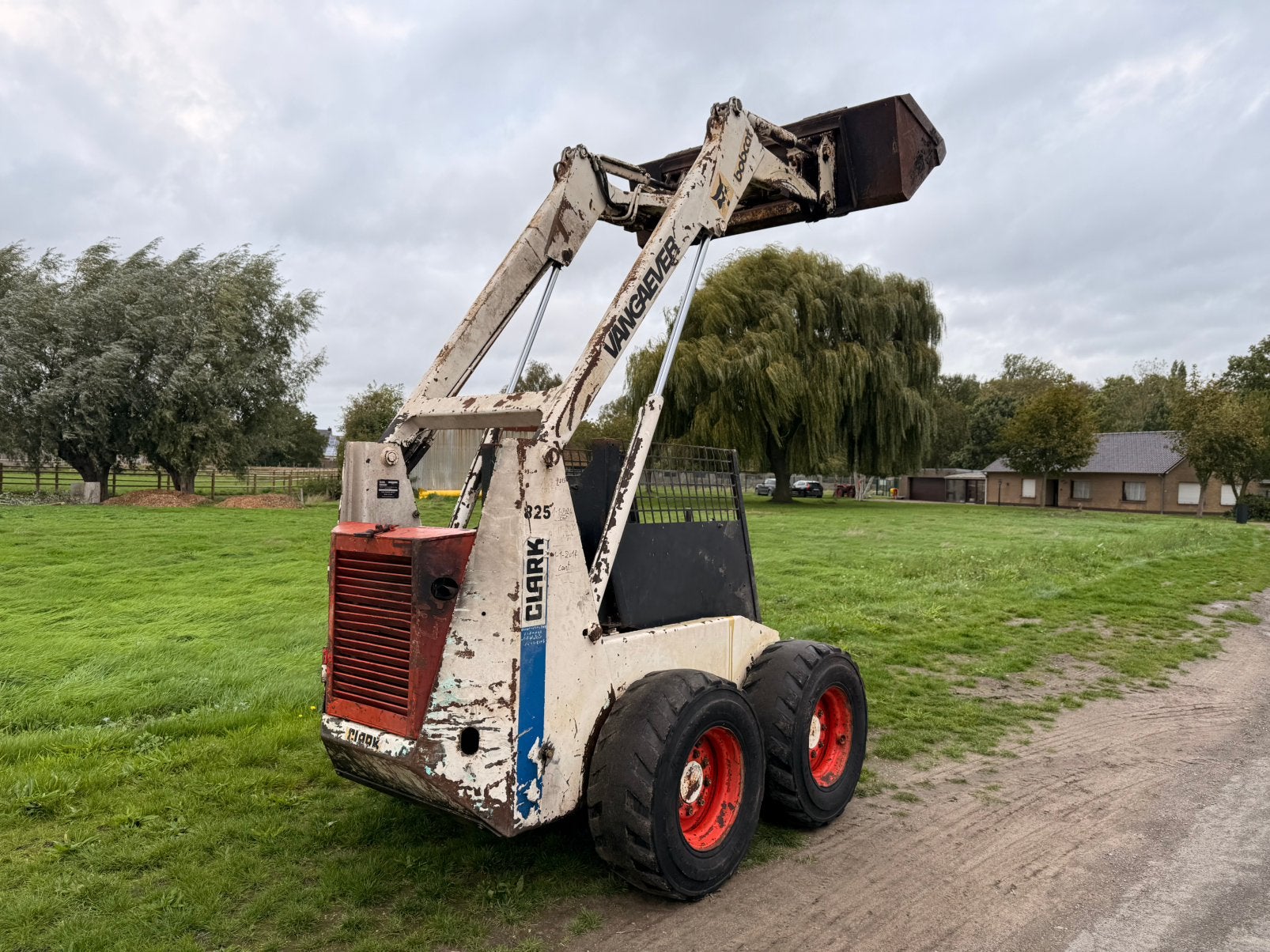 Chargeuse compact Bobcat type 825, moteur Perkins 4 cylindre, Articles professionnels, Enlèvement ou Envoi