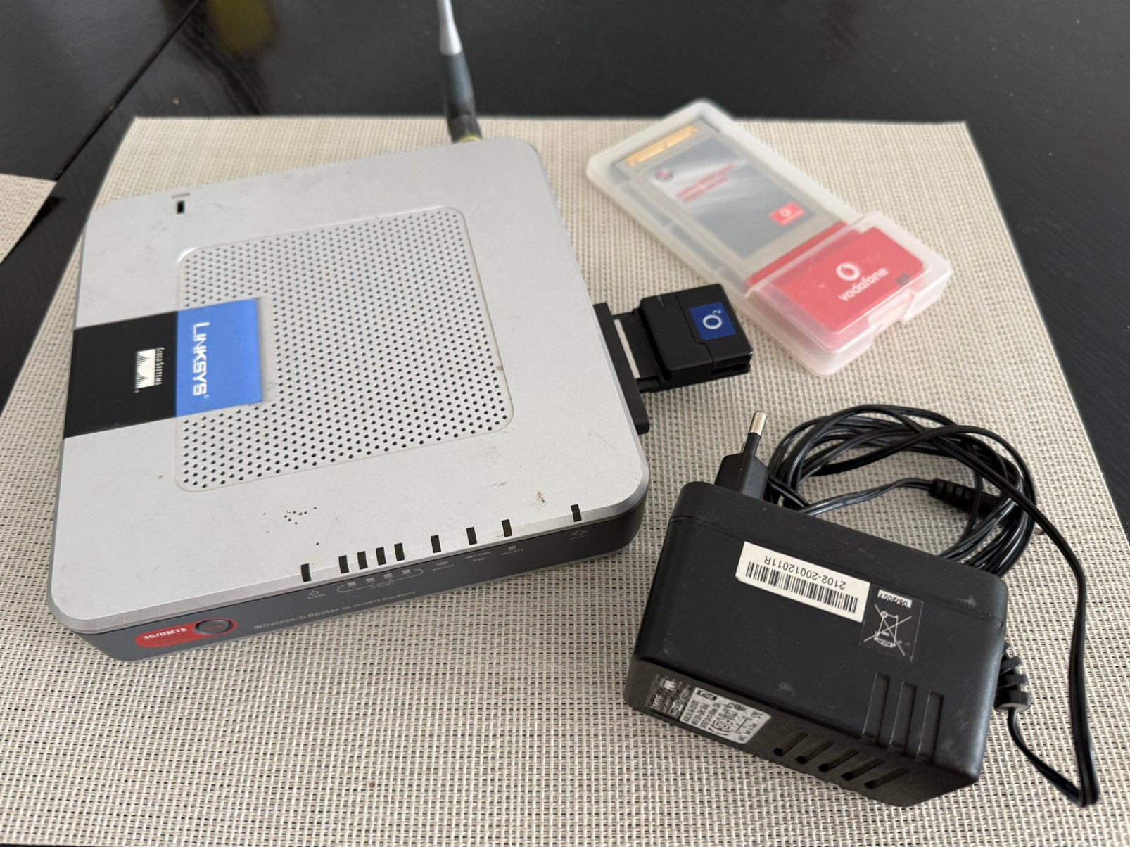 Linksys/Cisco WLan-Router with 3G/UMTS fallback and 2 cards, Informatique & Logiciels, Enlèvement ou Envoi, Utilisé, Routeur avec modem