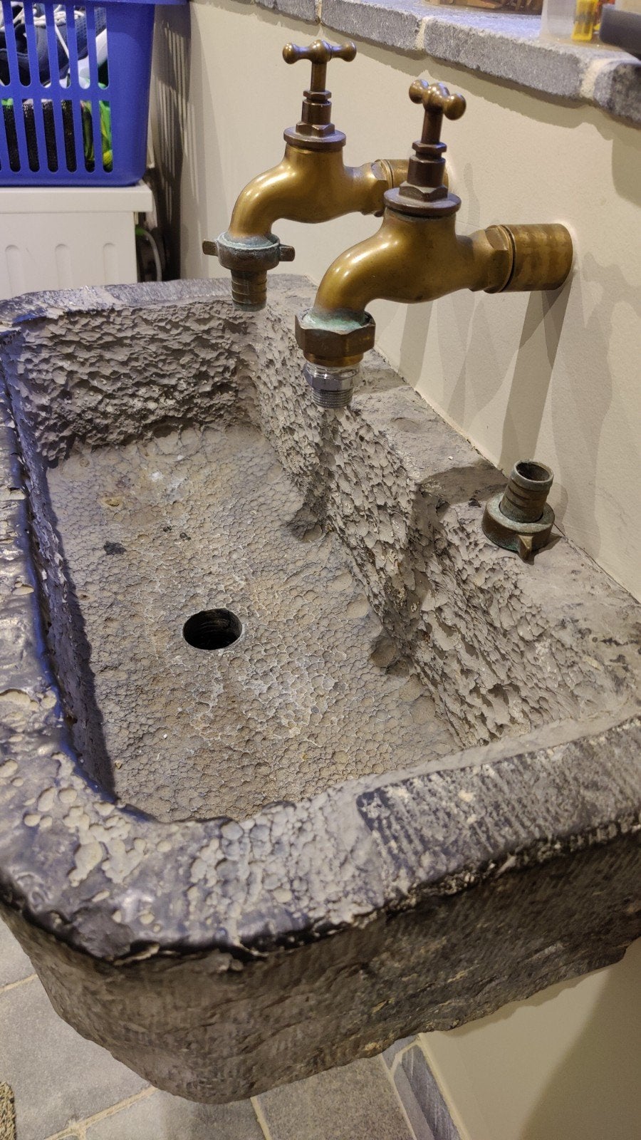 Blauw steen  trog met messing/ koperen antieken kranen., Ophalen
