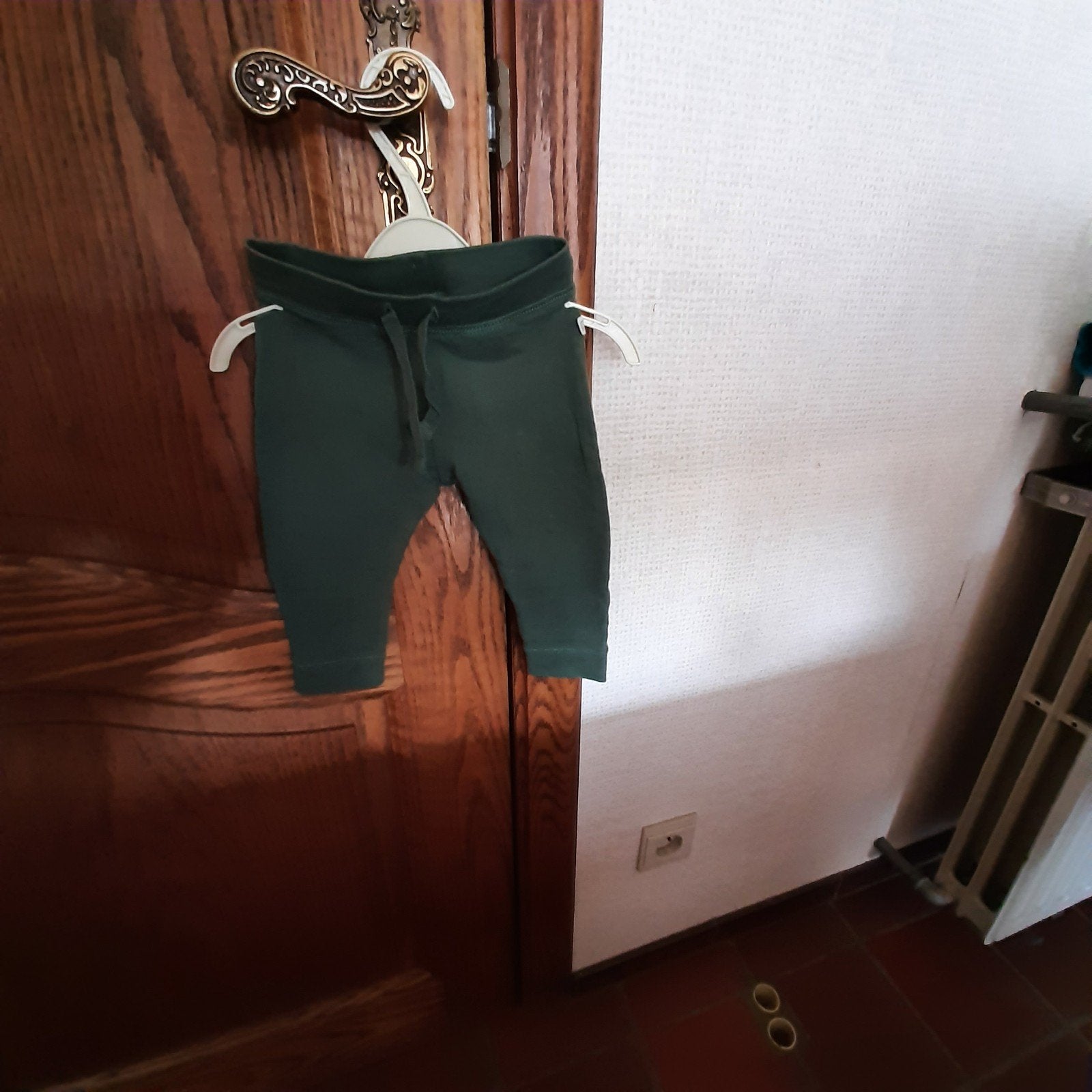 2 broekjes van JBC maat 74 .Kaki groen en donkerblauw ., Ophalen, Groen