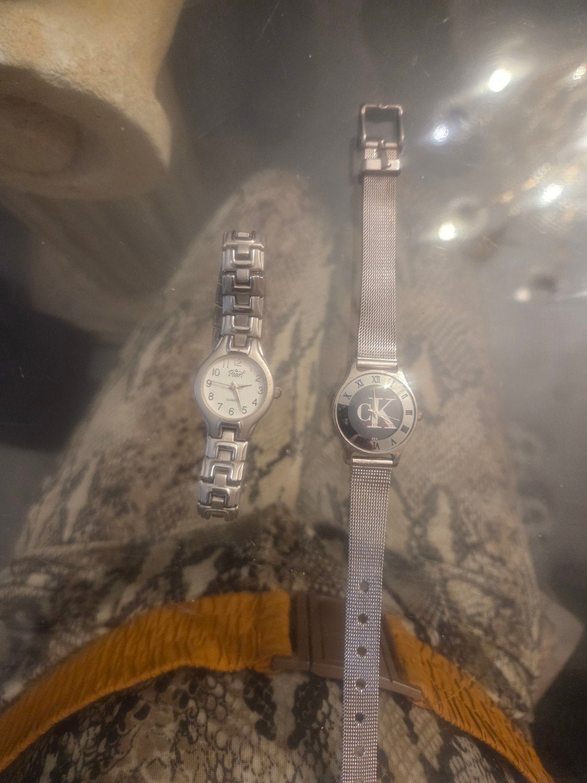 2 montres classiques et intemporelles pour femmes en matéria, Enlèvement ou Envoi