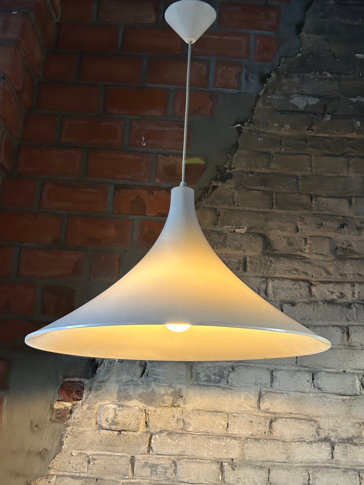 Vintage mid-century hanglamp in plexiglas – trumpet pendant, Kunststof, Zo goed als nieuw, Mid-century, E27 (groot)