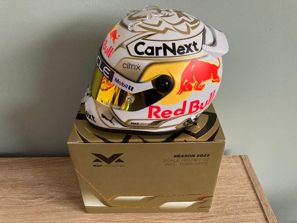 Max Verstappen 1:2 helm 2022 Fanshop Red Bull Racing RB18, Verzamelen, Automerken, Motoren en Formule 1, Nieuw, Formule 1, Ophalen of Verzenden