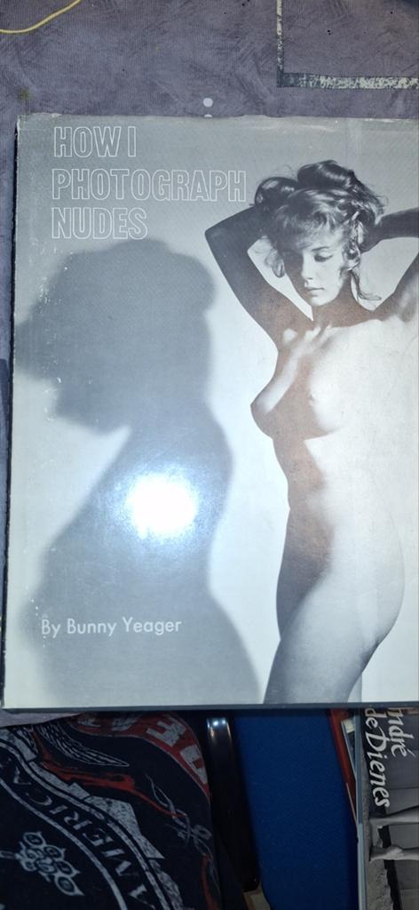 How I Photograph nudes By Bunny Yeager, Ophalen of Verzenden