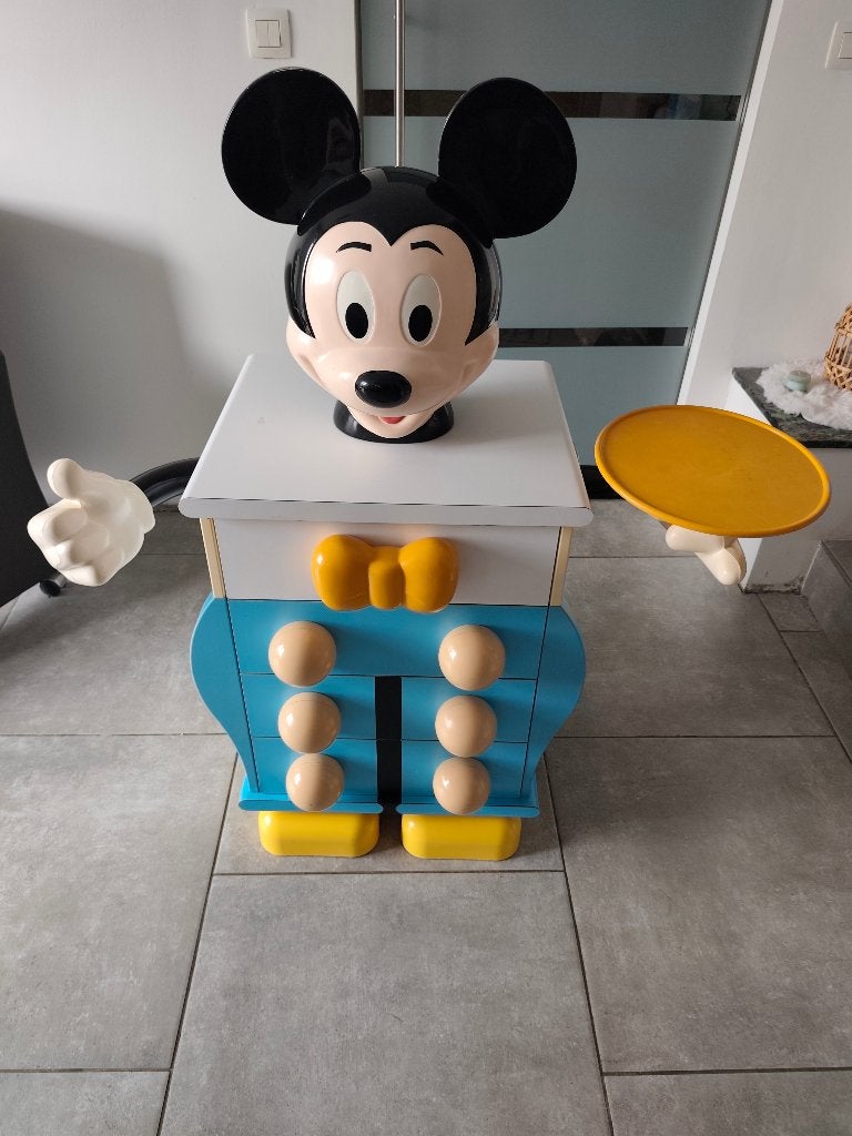 Meuble mickey, Enlèvement