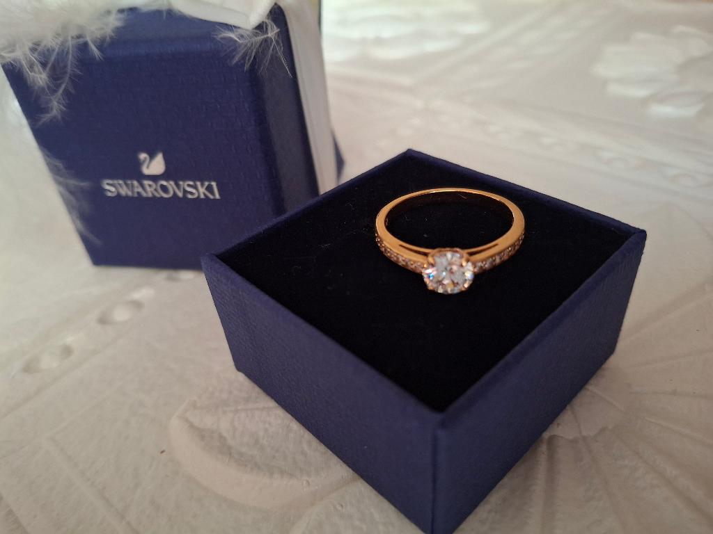 Swarovski ring NIEUW helft van de prijs, Handtassen en Accessoires, Ringen, Nieuw, Ophalen