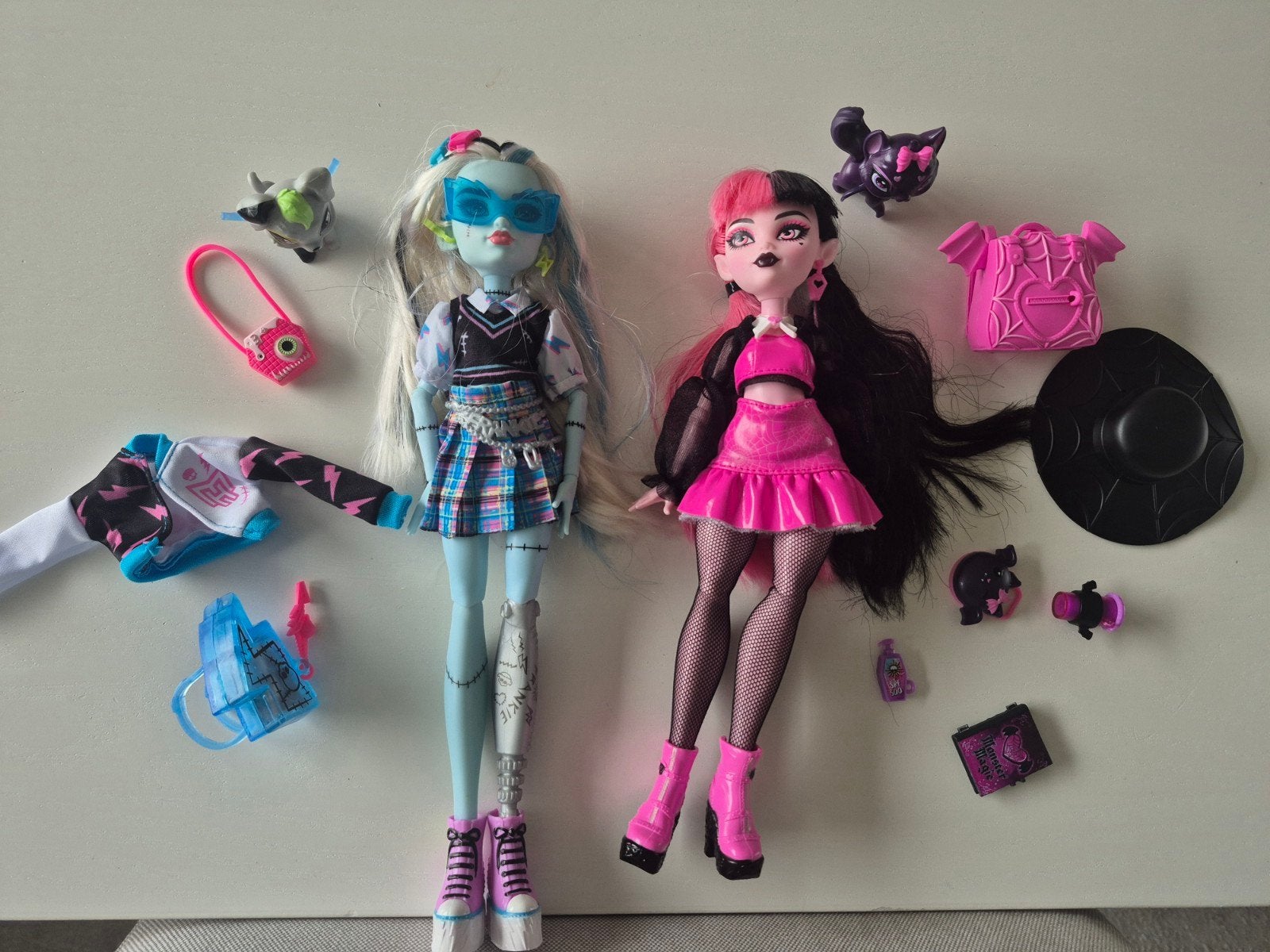 2 monsterhigh barbiepoppen, Ophalen