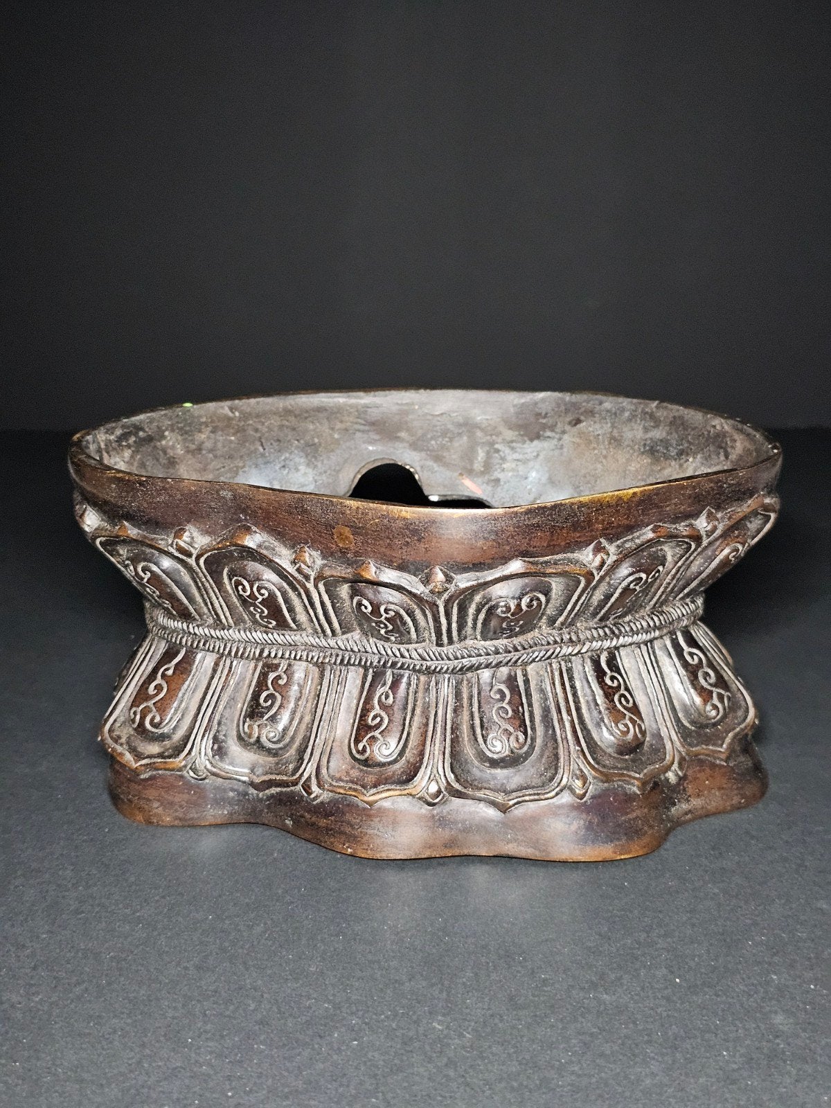 Antieke bronzen voet met lotusbloemmotief, Ophalen of Verzenden