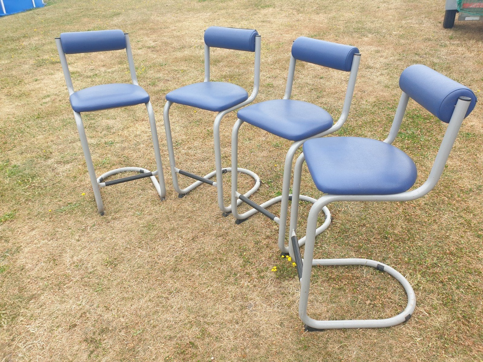 4 chaises hautes ( de bar), Enlèvement