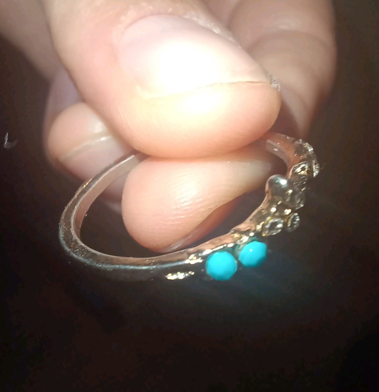 Ringen: Zilverkleurige ring met 2 turquoise steentjes, Bijoux, Sacs & Beauté, Bagues, Utilisé, Femme, 19 à 20, Argent, Avec pierre précieuse